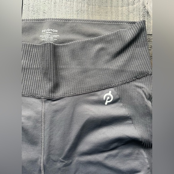 Peloton Gray Leggings, Ribbed Detailing, Butt Scrunch, Size XL/XXL - Picture 2 of 8